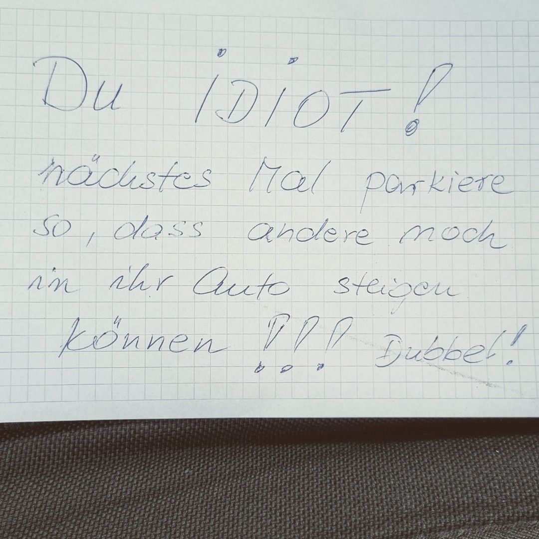 Meine Gedanken zu: Du Idiot!

Mein lieber Parkplatz-Nachbar gestern auf einem öffentlichen Parkplatz in Wohlen AG. Ich danke dir herzlich für deinen Aufwand, den du wohl trotz grössten persönlichen Stresses, absolutem Zeitdruck, flatternden Nerven und purem Hass mir gegenüber auf dich genommen hast und mir ein paar Zeilen geschrieben hast. Den erwähnten Stress, den Zeitdruck, die flatternden Nerven und den Hass entnehme ich der Heftigkeit des abgerissenen Blattes. 
 
Grundsätzlich freue ich mich über persönliche, handgeschriebene Botschaften. Dass ich bei der Rückkehr zu meinem Auto eine solche an der Windschutzscheibe vorfinden werde, damit habe ich beim besten Willen nicht gerechnet. Dass du dir Zeit genommen hast, mir wenigen Worten deinen aktuellen Gemütszustand zu beschreiben, ehrt mich. Genau darum geht es in meiner Tätigkeit: 

Weiterlesen auf 
matchball-wernli.ch/blog

#mentalstark #achtsamkeit #stressregulierung #gelassenheit #mentalcoach #idiot #nimmsmithumor #dubbel #matchballwernlicoaching